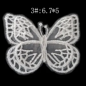 Detailansicht einer weißen Spitze Schmetterling Stickerei Applikation in 6,7x5cm