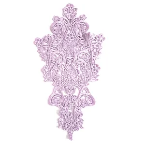 Dettaglio della toppa in pizzo ricamato viola chiaro idrosolubile con motivi floreali.