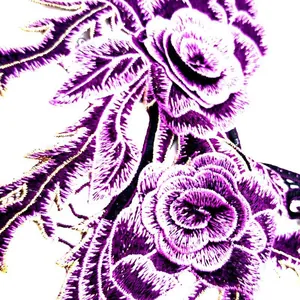 Detailansicht der 3D-Stickerei mit violetten und goldenen Blumen auf Spitzenkragen