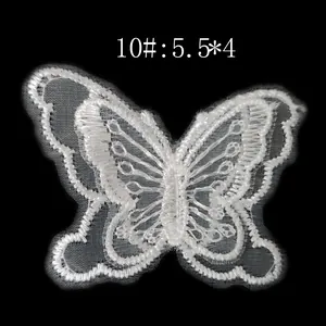 Detaillierte Ansicht eines weißen bestickten Spitzen-Schmetterlings-Patches mit Organza-Flügeln