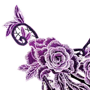Detaillierte Makroansicht der violetten und schwarzen 3D-Blumenstickerei-Spitze.