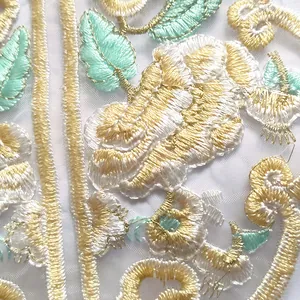 Primer plano de parche de organza con bordado étnico y apliques de flores amarillas
