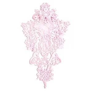 Dettaglio dell'applique in pizzo rosa ricamato con motivo floreale idrosolubile elegante