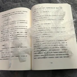 Λεπτομερής προβολή λευκού κεντημένου δαντελωτού λουλουδιού και φύλλου από νάιλον