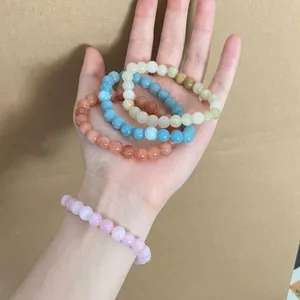 Handgefertigte Natursteinperlen-Armbänder in Pastellfarben zum Stapeln