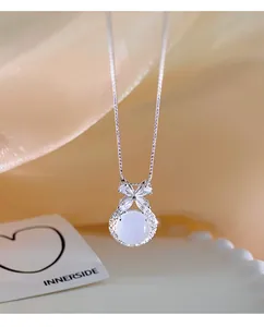 Elegante collana in argento S925 con pendente in agata bianca e cristalli a fiori