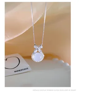 Dettaglio elegante di una collana a fiori in argento sterling S925 con agata bianca