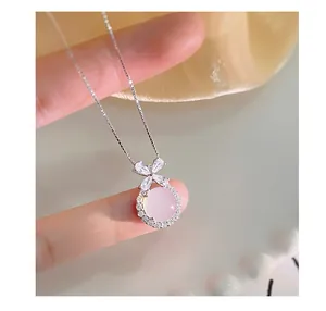 Dettaglio di collana in argento 925 con ciondolo in calcedonio rosa e cauzione a farfalla