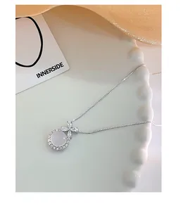 Primo piano della collana in argento 925 con ciondolo floreale in agata bianca