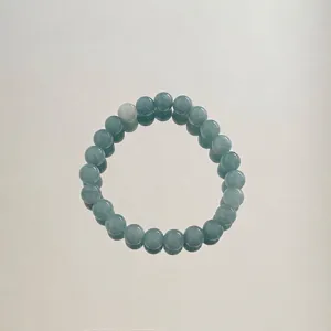 Nahaufnahme eines hochwertigen Natur-Aventurin-Jade-Armbands mit hellgrünen Perlen