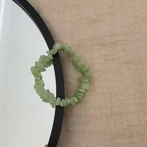 Nahaufnahme des handgefertigten Armbands aus unregelmäßigem grünem Aventurin.