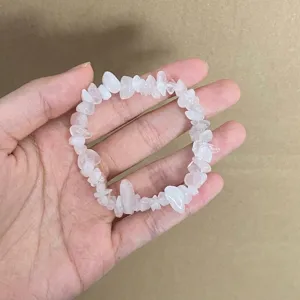 Nahaufnahme eines handgefertigten Armbands aus rosa Kristallsteinen