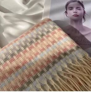 Vue détaillée d'une écharpe à carreaux colorés en imitation cachemire avec de jolies franges.
