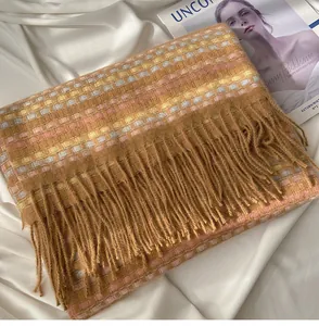 Écharpe d'hiver pour femme en cachemire synthétique à carreaux colorés et franges.