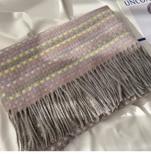 Gros plan détaillé d'une écharpe à franges à carreaux confortable et texture douce et chic.