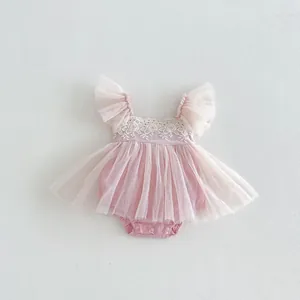 Gedetailleerd overzicht van de roze babytromper van tule met prachtig kantwerk voor feestjes.
