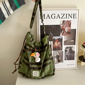 Sac bandoulière cordon en laine écossais vert style coréen vue détaillée, mode décontractée.
