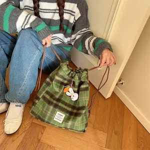 Sac à dos et bandoulière à cordon en laine à carreaux style coréen pour femmes mode.
