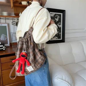 Sac à dos cordon en laine à carreaux style coréen avec pendentif poupée en peluche mignon.