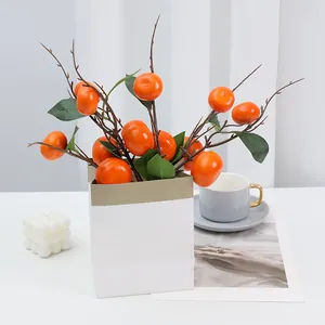 Vue de détail de décoration de branche de fruit artificiel, présentation d'orange réaliste.