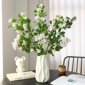 Künstlicher Osmanthus Blumenstrauß mit grünen Blättern in weißer Keramikvase für Heimdeko