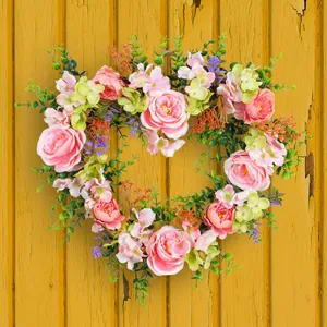 Artificial heart-shaped rose flower wreath, perfect for Valentine's Day wedding decoration.