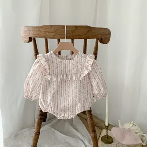 Neonato bambina tutina floreale manica lunga dettaglio, stile vintage un pezzo unico.