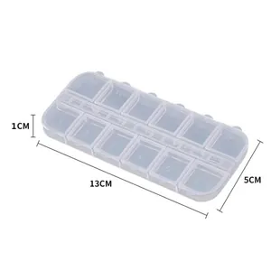 Détail de boîte de rangement transparente en plastique 12 grilles pour petits accessoires.