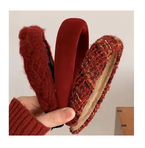 Détail de trois serre-têtes rouges festifs aux textures tricotées, velours et tweed.