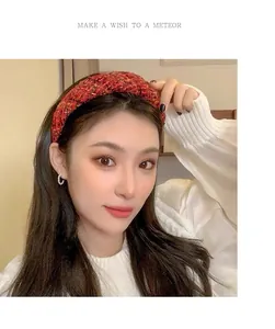 Détail d'un élégant serre-tête en tweed rouge porté par une femme pour un look festif