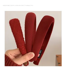 Vue détaillée de trois serre-têtes rouges festifs aux textures variées de style français