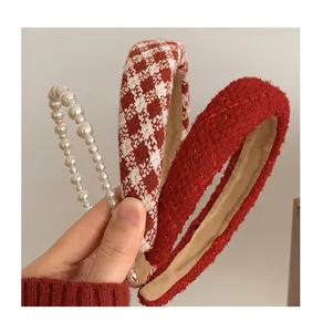 Vue détaillée de serre-têtes en tweed rouge et perles de style français pour le Nouvel An