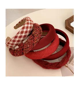 Collection de bandeaux rouges élégants en velours, tweed et carreaux pour un style festif.