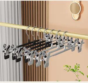 Cintre à pantalon en acier inoxydable avec pinces réglables solides pour armoire vue détail.