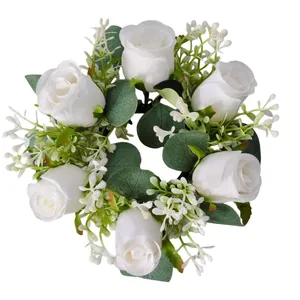 Elegante corona di rose bianche ed eucalipto artificiale per candelabro decor