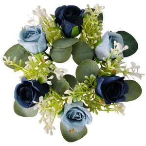 Elegante ghirlanda per candele con rose blu ed eucalipto per decorazione della tavola