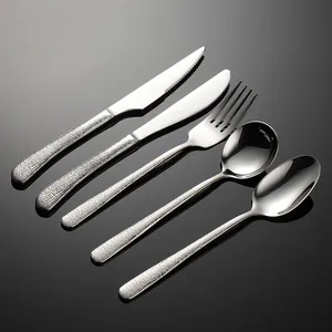 Edelstahl Besteckset mit strukturierten Griffen, elegantes Besteck für Küche und Esstisch