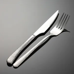 Edelstahl Steakmesser und Gabel Set mit elegantem gewebtem Griffdesign für das Abendessen.