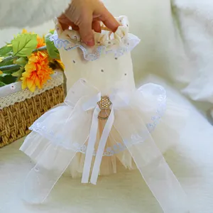 Detailansicht des niedlichen Haustier Tutu Kleides mit feiner Spitzenbesatz und Schleife.