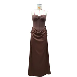 Vista frontal de un vestido marrón sin mangas con escote palabra de honor y falda de satén