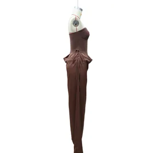 Vista lateral detallada de un vestido corsé marrón sin tirantes con elegantes lazos en la cintura