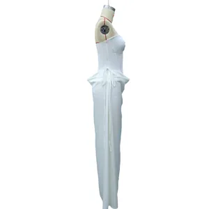 Detalle lateral de un elegante vestido largo blanco palabra de honor con cinta en cintura