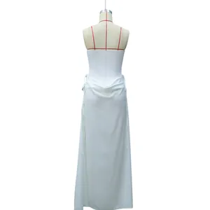 Vista trasera detallata de un elegante vestido largo blanco sin tirantes con lazo en cintura