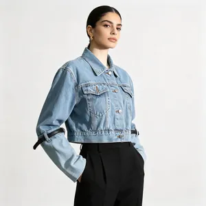 Veste courte en jean bleu clair avec détails de ceinture en cuir noir aux manches
