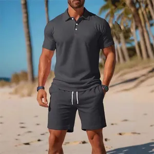 Conjunto de polo gris de manga corta y pantalones cortos casuales de verano