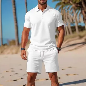 Conjunto de polo y pantalones cortos ajustados blancos para hombre para ropa casual de playa