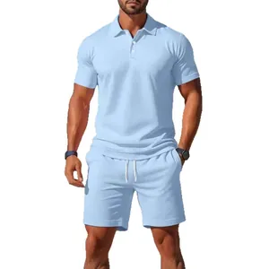 Conjunto de polo y pantalones cortos de verano para hombre en azul claro, slim.