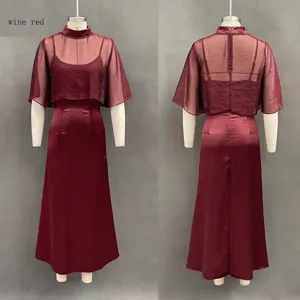 Vue avant et arrière d'une robe sirène en satin bordeaux avec capelet transparent.