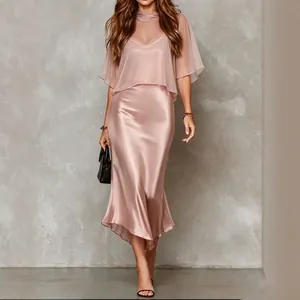 Robe de soirée élégante en satin rose avec un design superposé en mousseline