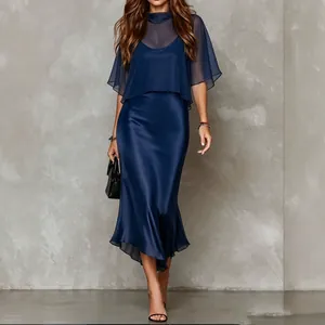 Robe longue élégante en satin bleu marine avec haut superposé en mousseline fine.